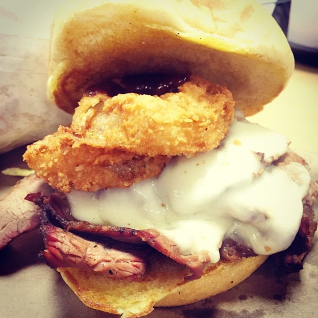 Verschiedene Brotsorten und Sahne auf einem Tisch.