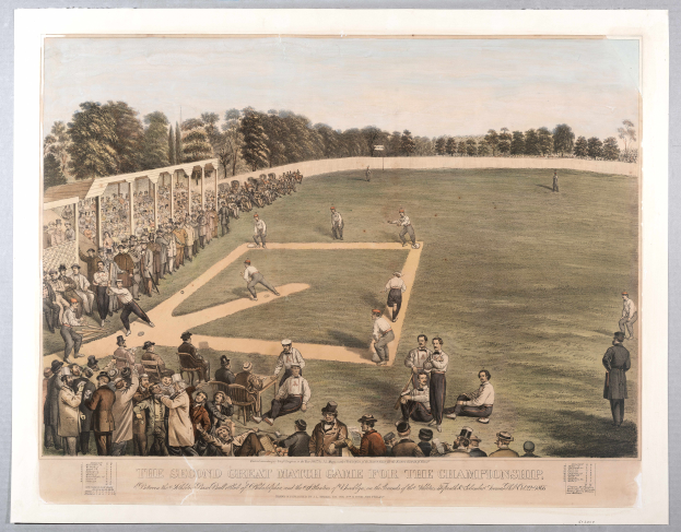 Eine Gruppe von Menschen, die Cricket auf einem grünen Feld mit Bäumen im Hintergrund und einem klaren blauen Himmel spielen, mit Text unten, der "Das Zweite Große Spiel um die Meisterschaft" liest.