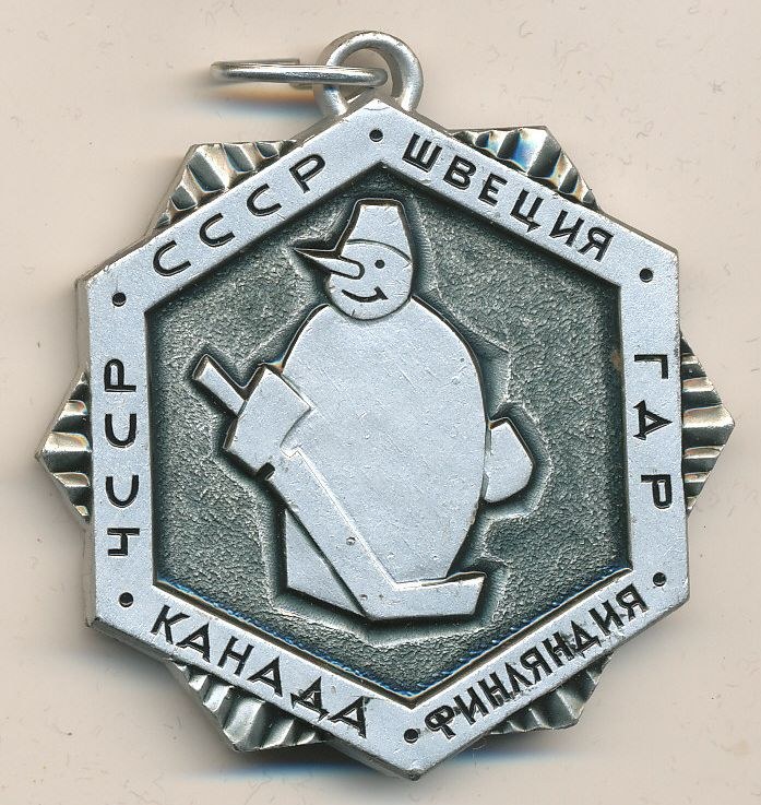 Eine silberne, snowmanförmige Medaille in Form eines Anhängers mit eingravierter Schrift.