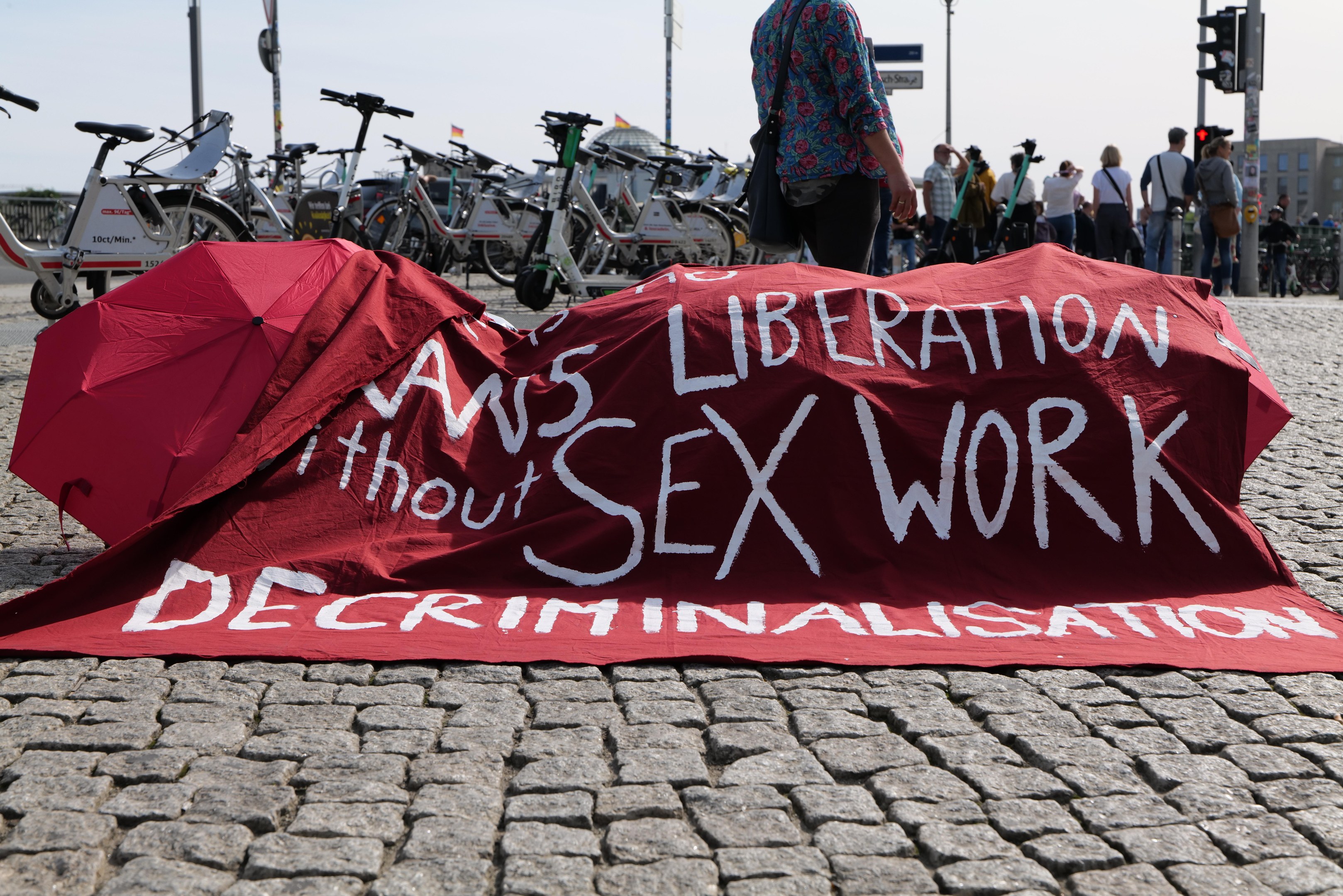 Orangene Bänke gegen Gewalt an Frauen werden systematisch zerstört – ein alarmierendes Signal