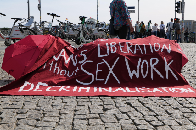 Orangene Bänke gegen Gewalt an Frauen werden systematisch zerstört – ein alarmierendes Signal