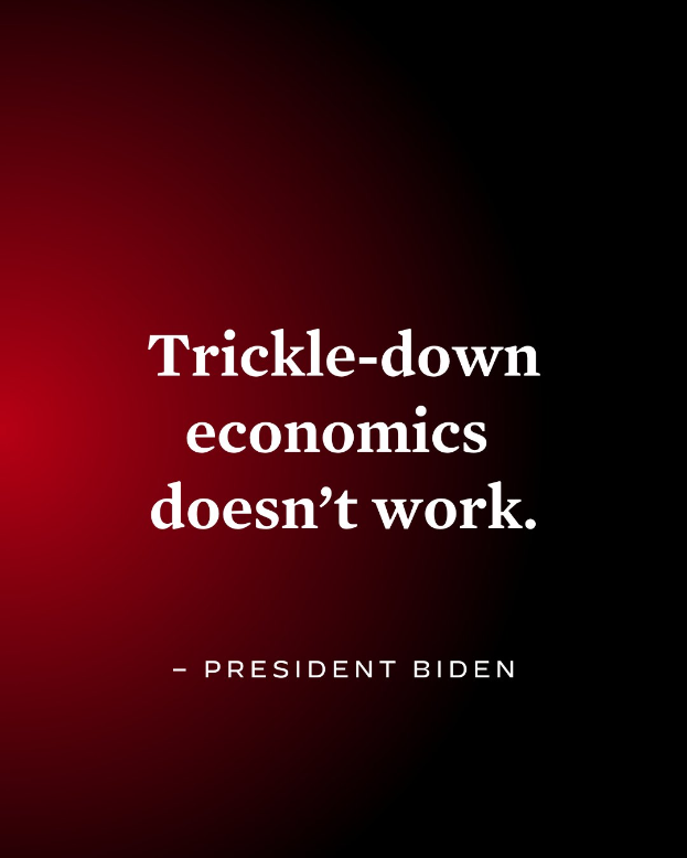 Ein Plakat mit fetter, schwarzer Schrift auf einem weißen Hintergrund, das "Trickle-Down Economics Doesn't Work" lautet, eingerahmt von einem schmalen schwarzen Rand, und einschließlich eines Zitats von Präsident Biden.