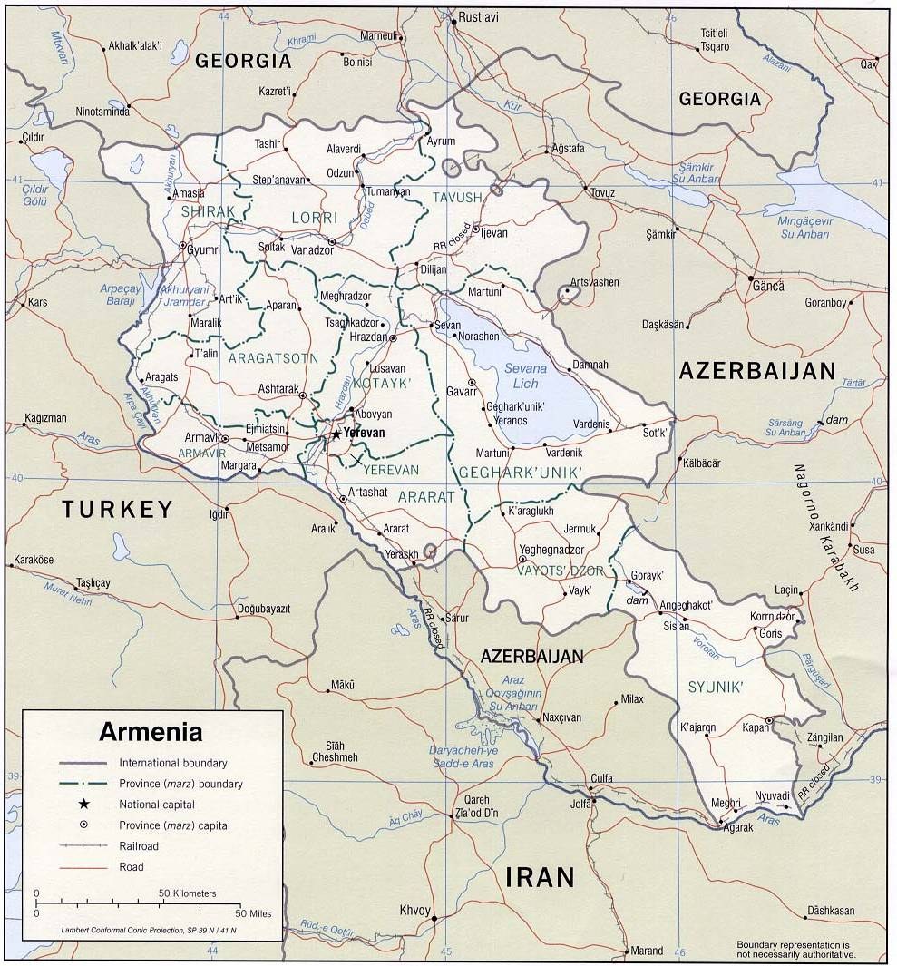 Detailierte Landkarte von Armenien und Aserbaidschan mit Grenzlinien, Städten und geografischen Merkmalen