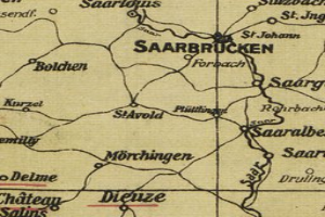 Ein detailliertes altes Stadtplan von Saarbrücken, Deutschland, mit Straßen, Gebäuden und Sehenswürdigkeiten, mit klassischer Schrift, die den Standort der Stadt angibt.