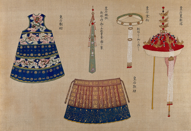 Gemälde eines Kleides einer Frau aus der Qing-Dynastie mit detaillierten Mustern und leuchtenden Farben, das zusammen mit symmetrischen Accessoires und begleitendem Text angezeigt wird.