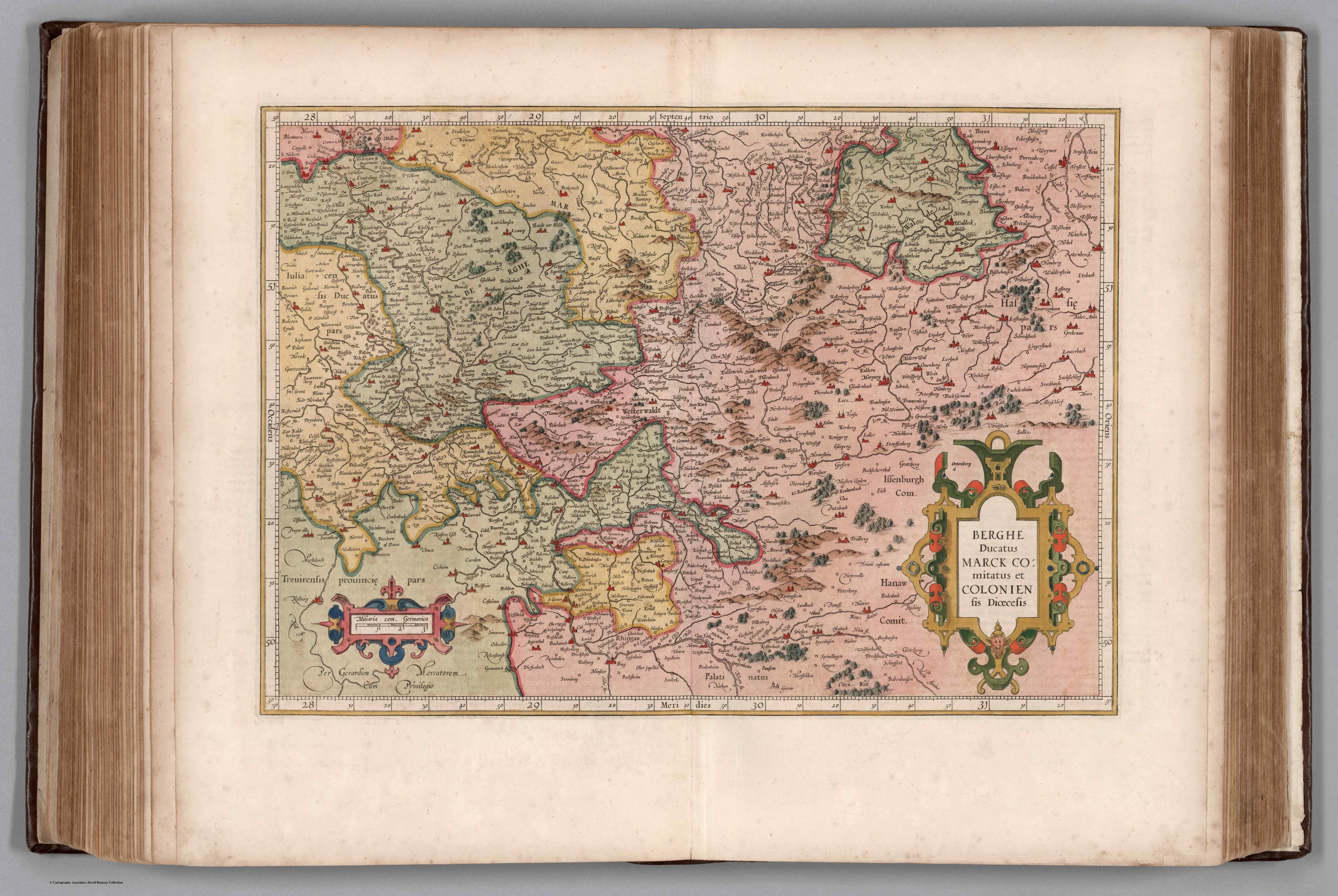 Offenes Buch mit detaillierter Karte von Deutschlands Regionen und begleitendem Text.