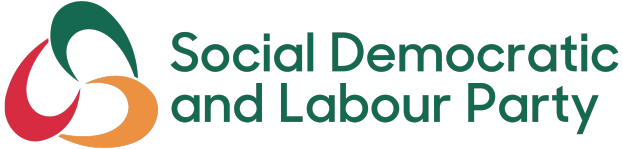 Der Text 'Sozialdemokratische Partei Deutschlands' in fetter schwarzer Schrift, zentriert auf einem weißen Hintergrund mit einem schmalen schwarzen Rand.