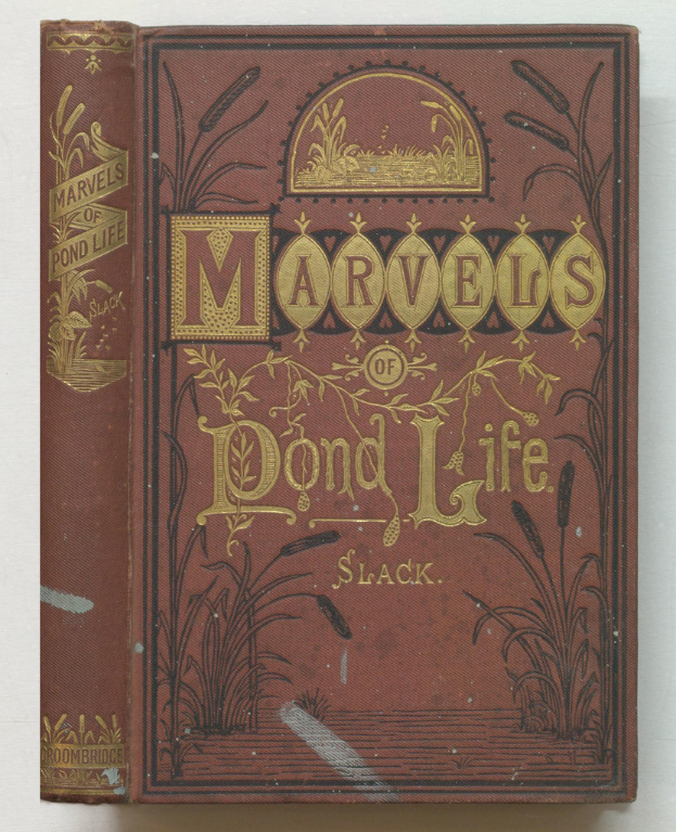 Ein braunes Buch mit dem Titel 'Wunder des Teichlebens'.