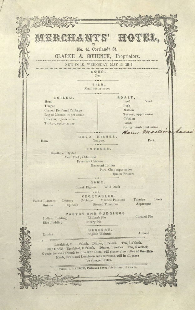 Ein altes Buch, das ein Hotel-Menü eines Kaufmanns zeigt, mit sorgfältig organisierten Vorspeisen, Hauptgerichten, Desserts und Getränken in schwarzer Tinte auf einem weißen Hintergrund.