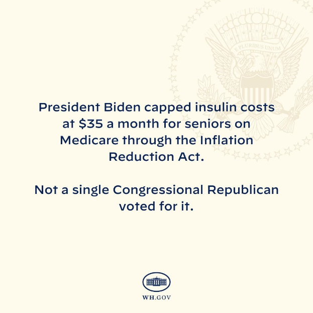 Plakat mit Text, der besagt "Präsident Biden hat die Insulin-Kosten auf 35 Dollar pro Monat für Senioren mit Medicare durch das Inflation Reduction Act gedeckelt" neben einem Logo.