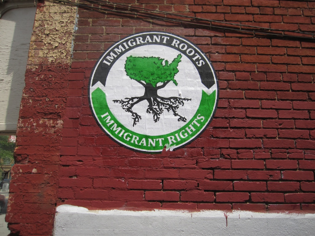 Ein Plakat an einer Ziegelwand.