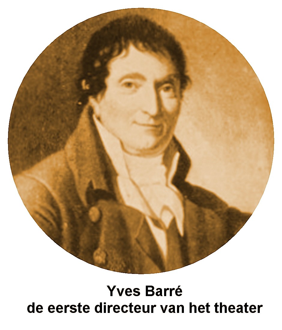 Portrait von Yves Barre, dem Theaterdirektor, in einem schwarzen Anzug und einem weißen Hemd mit einem ernsten Gesichtsausdruck, zurückgekämmtem Haar und direktem Blick in die Kamera, mit fetter Schrift unten.