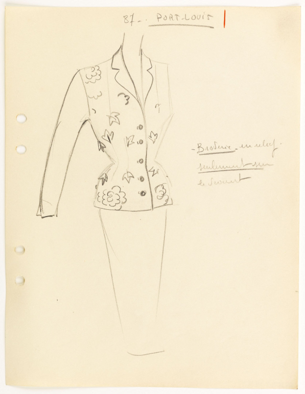 Eine Skizze einer Schaufensterpuppe in einem hellen Blazer mit kleinem Blumenmuster und dunklen Slim-Pants, gezeichnet auf Papier mit fettem Text darunter.