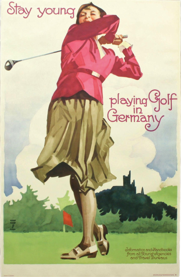 Eine Frau steht mit einem Golfschläger auf einem Golfplatz in Deutschland, mit einer Fahne und Bäumen im Hintergrund und Text auf dem Plakat.