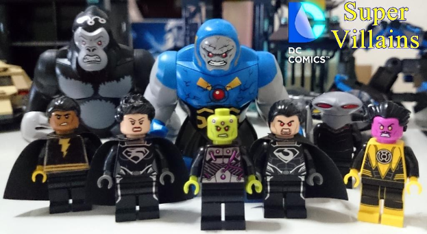 Eine Sammlung von Spielzeugen in Schwarz, Gelb und Blau auf einer weißen Oberfläche mit sichtbarem Text.