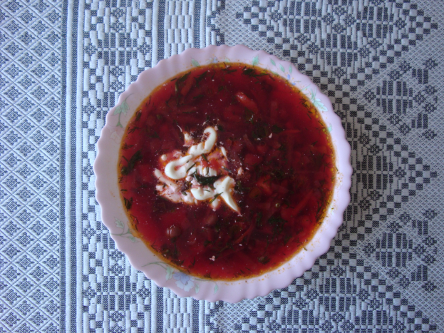 Blintzes mit Honig verdrängen Maslenitsa-Symbole mit Marmelade und saurer Sahne