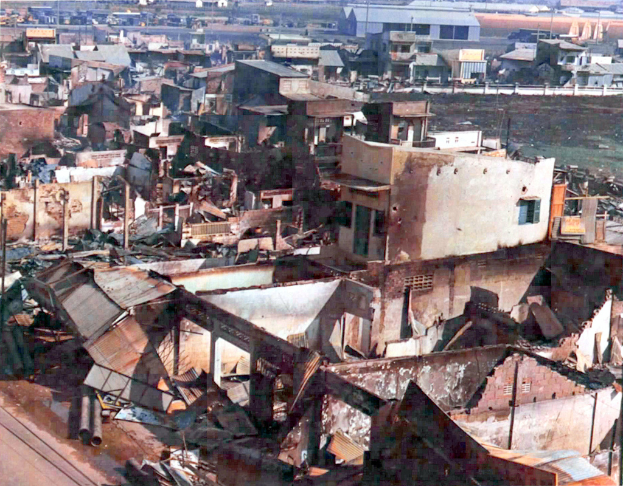 Mehrere Gebäude sind zu sehen, einige davon scheinen eingestürzt zu sein.