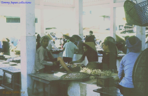 Eine Gruppe von Menschen, einige sitzend und einige stehend, mit den meisten Hüte tragend.