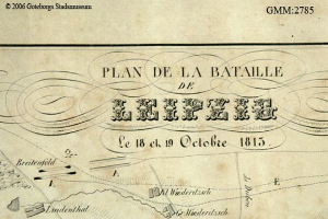 Eine detaillierte alte Karte der Schlacht von Leipzig, die verschiedene Kämpfe zeigt und mit Text über das Datum, die Uhrzeit und den Ort annotiert ist.