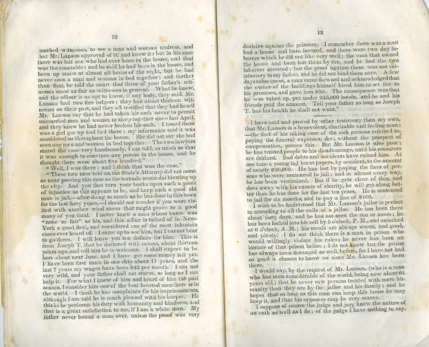 Zwei Seiten eines alten Buches mit Sätzen und Zahlen darauf.