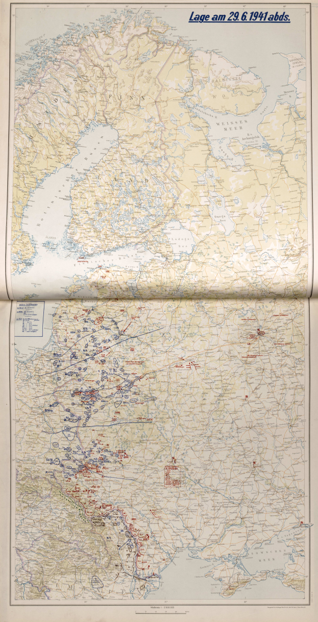 Ein altes Buch mit einer detaillierten Karte von Europa, die Flüsse, Berge, Städte und begleitenden Text mit geografischen Informationen zeigt.