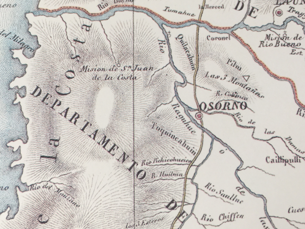 Ein detaillierter alter Stadtplan von Osorno, der Straßen, Gebäude und Sehenswürdigkeiten zeigt, mit Texten, die Informationen über die Bevölkerung, Straßen und Sehenswürdigkeiten liefern.