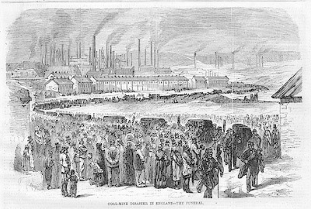 Eine Schwarz-Weiß-Zeichnung einer Gruppe von Menschen, die vor einem Fabrikgebäude stehen, mit Häusern und Rauch, der aus den Schornsteinen aufsteigt, im Hintergrund, mit Text unten, der "coal-mine disaster in England the final" lautet.