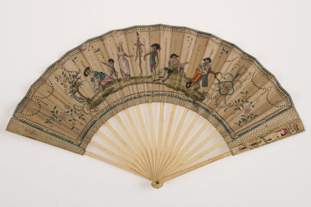 Ein dekorativer Fächer mit einem lebendigen Gemälde von tanzenden Menschen gegen einen weißen Hintergrund.