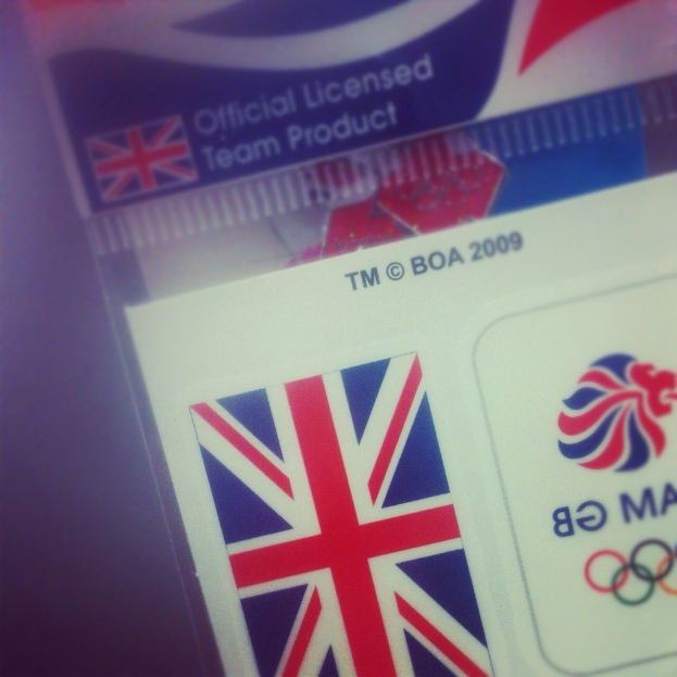 Nahaufnahme eines Ausweises mit der amerikanischen Flagge und der Aufschrift 'Critical Licence' auf der Vorderseite.