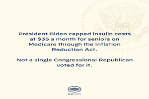Ein Plakat mit Logo und Text, der besagt: "Präsident Biden beschränkte die Kosten für Insulin auf 35 Dollar pro Monat für Senioren mit Medicare durch das Inflation Reduction Act."