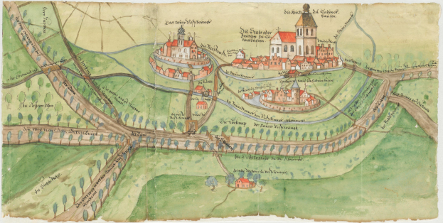 Eine Stadtkarte mit einem zentralen Schloss, umgeben von Gebäuden, Bäumen, Straßen und Gras, mit zusätzlichem Text, der Stadtdetails bereitstellt.