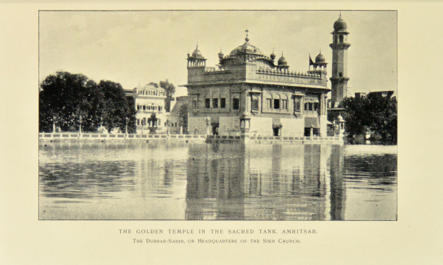 Der goldene Tempel in Amritsar ist von Wasser, B├Ąumen und einem klaren Himmel umgeben, mit Text am unteren Bildrand.