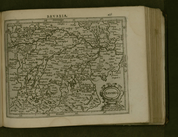Ein aufgeschlagenes Buch, das eine detaillierte Karte von Bayern zeigt, mit Städten und Dörfern beschriftet, begleitet von beschreibendem Text.