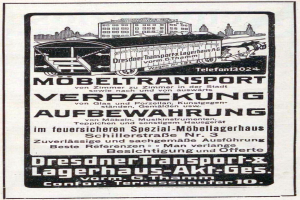 Eine Anzeige mit einem Zug, einem Text, der "Dresdner Transport & Lagerhaus-Akt-Ges" lautet, und Gebäuden im Hintergrund.