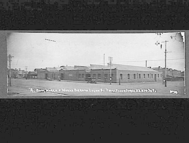 Schwarzes und weißes Foto einer Stadtstraße mit Gebäuden, Strommasten, Kabeln, Fahrzeugen und Himmel, mit dem Text "Book House and Works, Bergen, Oregon" unten.