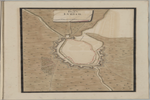 Ein altes Buch mit einer detaillierten Karte von Lübeck, das Straßen, Gebäude, Sehenswürdigkeiten und Text über die Bevölkerung, Geschichte und Kultur der Stadt zeigt.