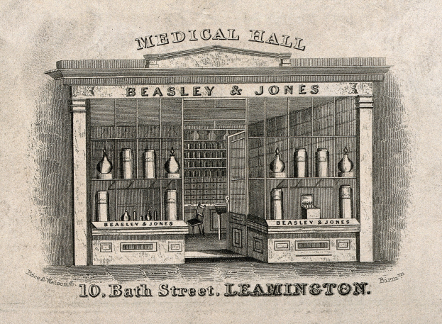 Alte Werbeplakat für eine Apotheke in Leamington, England, das ein Gebäude mit Regalen voller Flaschen und Text zeigt.