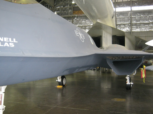 Ein Flugzeug im Flug vor einem klaren Himmel.