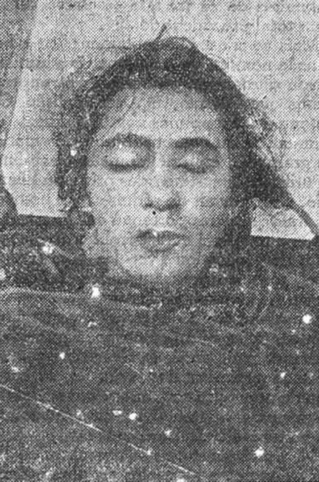 Schwarzes und weißes Foto einer Frau mit geschlossenen Augen, die angeblich die erste Frau war, die bei einem Autounfall starb, mit Text unten lesend "Erste Frau bei Autounfall gestorben".