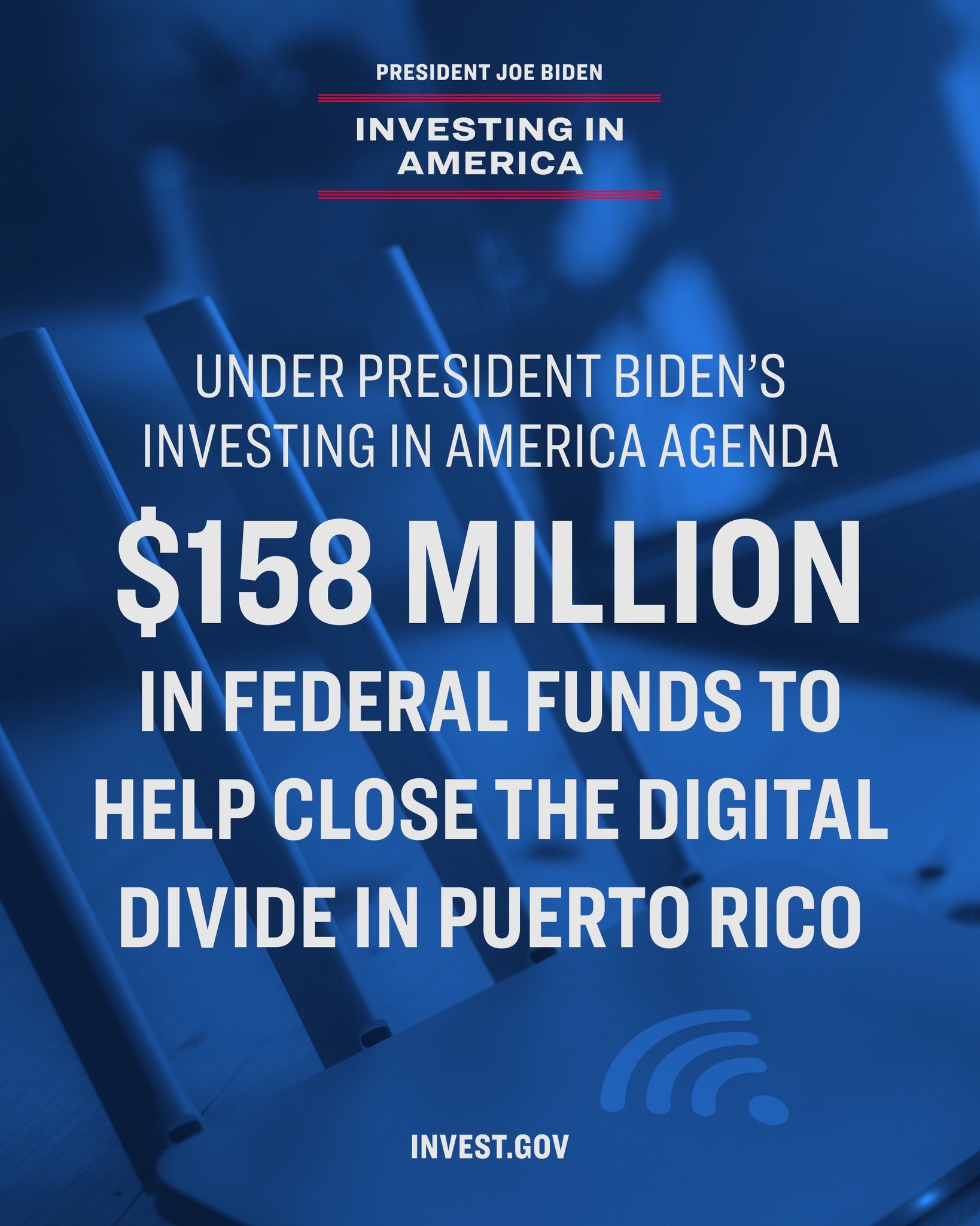 Plakat, das 158 Millionen Dollar an Bundesmitteln f"ur Puerto Ricos digitale Kluft unter Pr"sident Bidens Agenda 'Investing in America' ank"ndigt, mit einem Laptop, Papieren und einem Kaffeebecher auf dem Tisch.