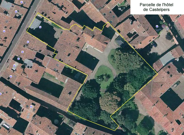 Luftaufnahme einer Stadt mit Gebäuden, Bäumen und Gras, mit einer Karte im oberen rechten Eck, die den Standort eines Hotels mit einer gelben Linie hervorhebt.
