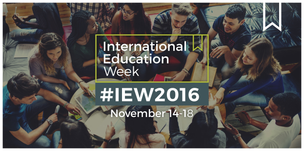 Gruppe von Menschen, die auf einer Couch sitzen, einige halten Bücher und Stifte, mit dem Text "International Education Week IEW 2016" in der Mitte, die sich anscheinend in ein Gespräch vertieft haben.
