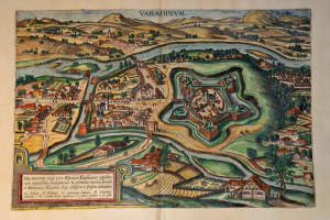 Ein altes Buch mit einer detaillierten Karte von Sarajevo, Bosnien und Herzegowina, mit Straßen, Gebäuden, Bäumen, Hügeln und anderen Merkmalen, begleitet von beschreibendem Text.