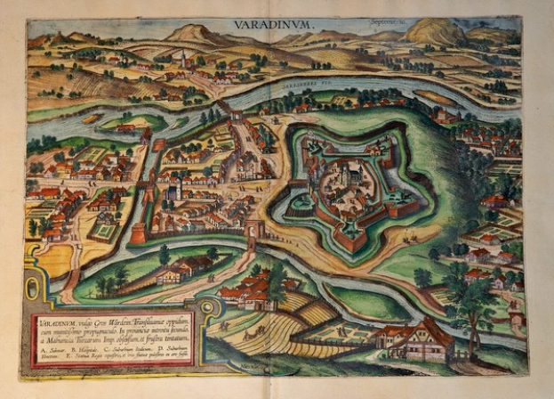 Ein altes Buch mit einer detaillierten Karte von Sarajevo, Bosnien und Herzegowina, mit Straßen, Gebäuden, Bäumen, Hügeln und anderen Merkmalen, begleitet von beschreibendem Text.