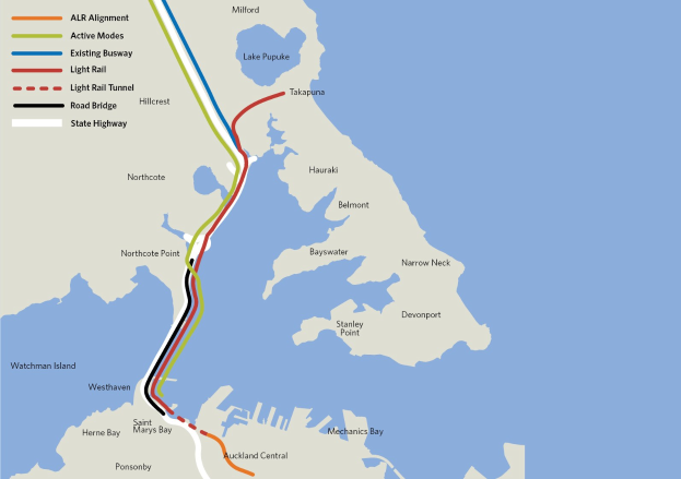 Detailierte Stadtkarte mit einer roten Linie, die eine vorgeschlagene Bahnroute markiert, einschließlich Haltestellen und Umgebung mit Textbeschriftungen für Städte und Entfernungen.