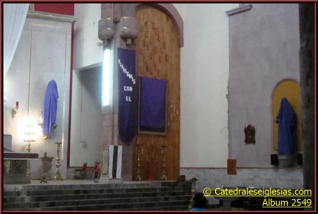 Eine Wand mit ein paar Gegenständen darauf, Handtücher und Lichter im Hintergrund und Text in der rechten unteren Ecke.