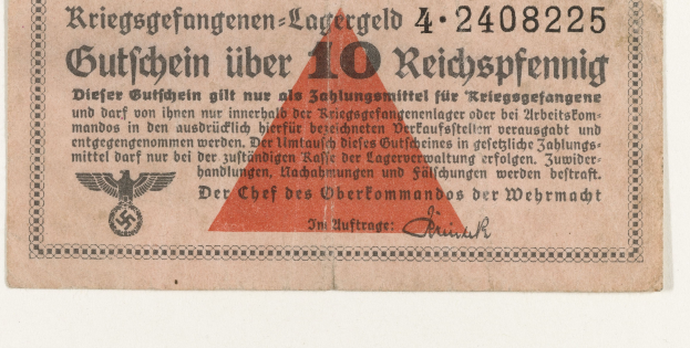 Eine alte deutsche 10 Reichspfennig-Banknote mit einem roten Dreieck, das deutsche Text und ein Logo zeigt, vor einem weißen Hintergrund.
