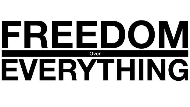 Schwarzer fetter Text auf einem weißen Hintergrund, der "Freiheit über alles" liest.