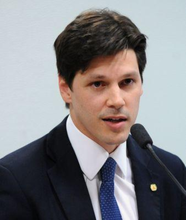 Ein Mann in Anzug und Krawatte spricht vor einer Wand in ein Mikrofon, wahrscheinlich reagiert er auf Nachrichten über ein Regierungsgesetz zur Internet-Sperre.