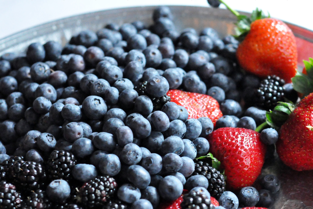 Ein Nahaufnahme-Blick auf Brombeeren, Heidelbeeren und Erdbeeren.